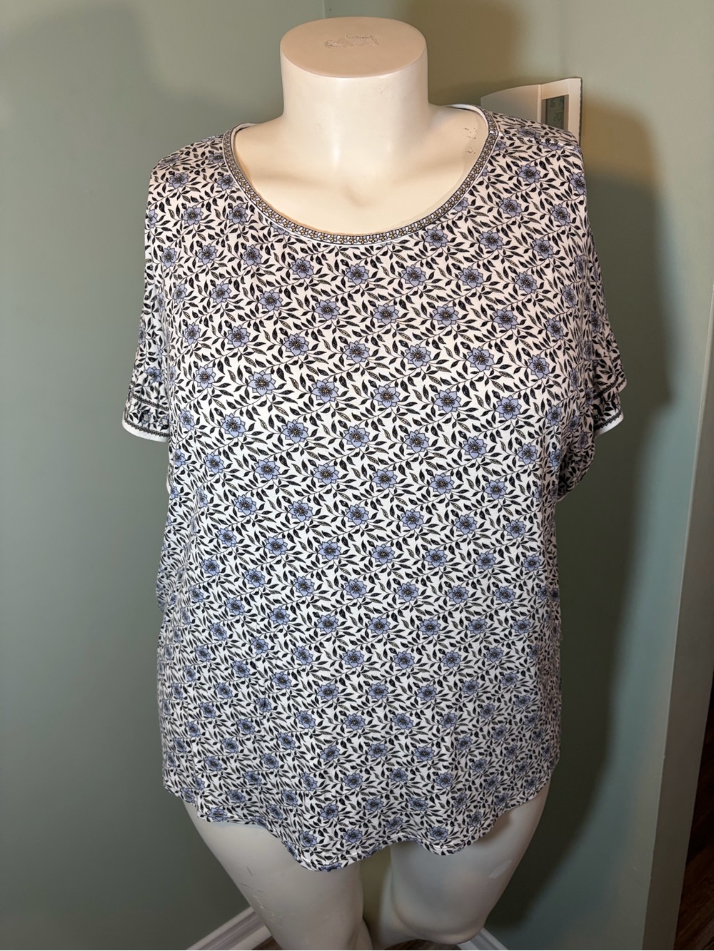 71. Max Studio Floral Print Short Sleeve Scoop Neck Top - Blue/White